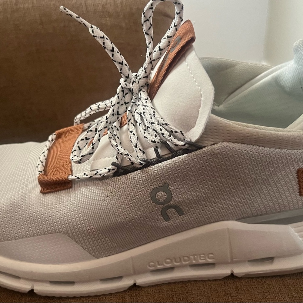 On cloud new size 10 wide. Nova white pearl